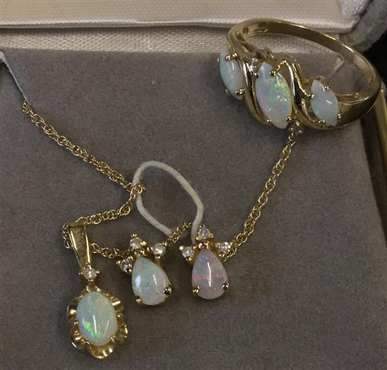 Gold and opal ring and a matching pendant